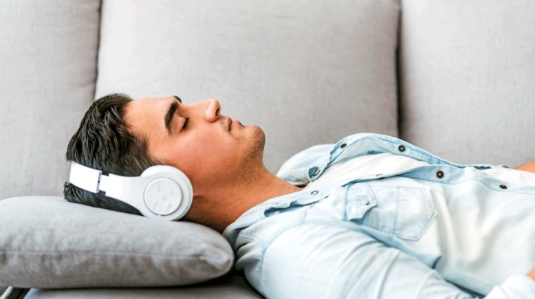 تفسير حلم سماع الأغاني في المنام 