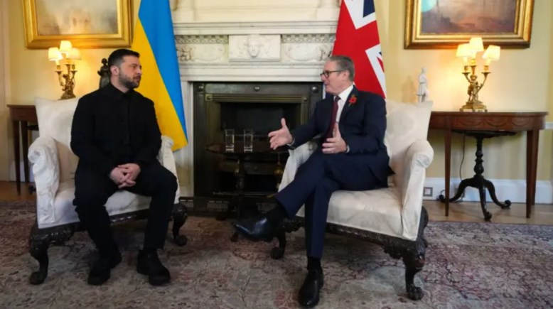 جانب من لقاء رئيس الوزراء البريطاني كير ستارمر والرئيس الأوكراني فلاديمير زيلينسكي 