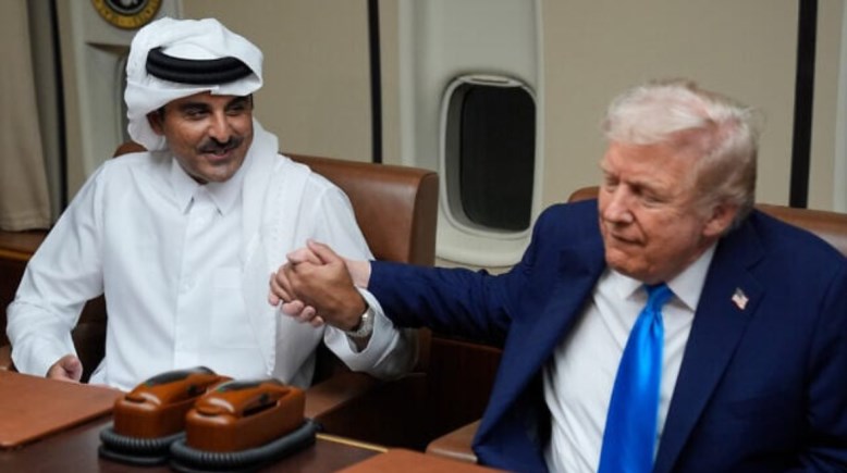 جانب من لقاء الرئيس الأمريكي دونالد ترامب بأمير قطر تميم بن حمد  جانب من لقاء الرئيس الأمريكي دونالد ترامب بأمير قطر تميم بن حمد