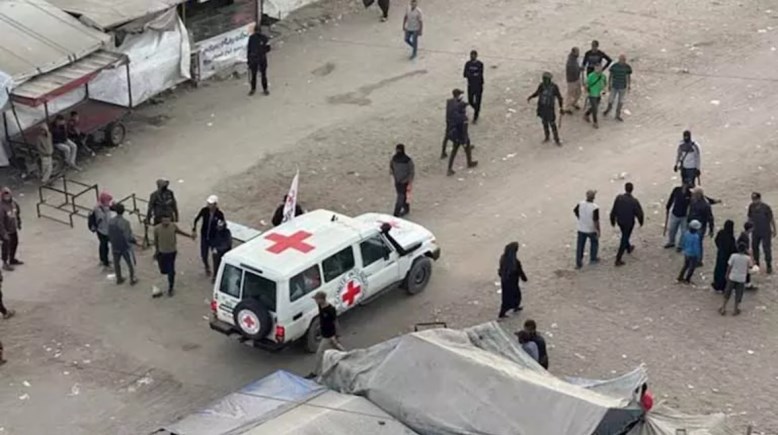 تسليم أجساد الأسرى الإسرائيليين للصليب الأحمر  تسليم أجساد الأسرى الإسرائيليين للصليب الأحمر