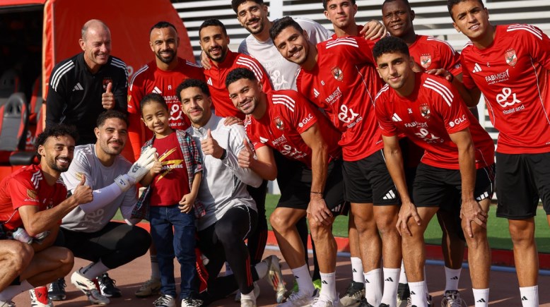 مشجع الأهلي مع لاعبي الفريق الاول  مشجع الأهلي مع لاعبي الفريق الاول