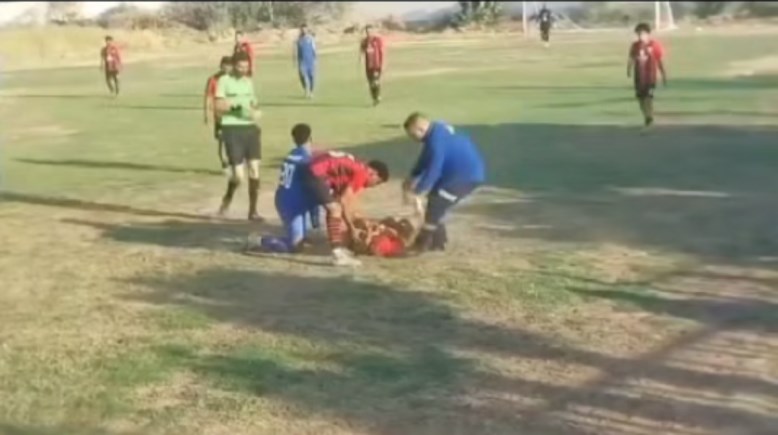 سقوط الأحمداني في الملعب سقوط الأحمداني في الملعب