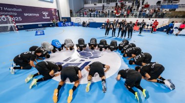 سجدة لاعبى منتخب اليد مواليد 2008 بعد التأهل لنصف النهائى سجدة لاعبى منتخب اليد مواليد 2008 بعد التأهل لنصف النهائى