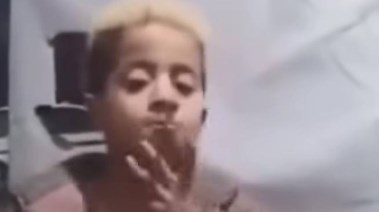 الصغير "آدم" خلال الفيديو المنتشر على مواقع التواصل الصغير "آدم" خلال الفيديو المنتشر على مواقع التواصل