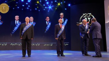 الرئيس السيسى يقدم التحية لمجموعة من أبطال حرب أكتوبر 