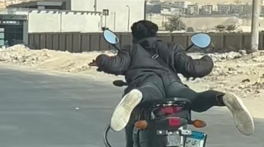 شاب يقوم بحركات استعراضية على الطريق