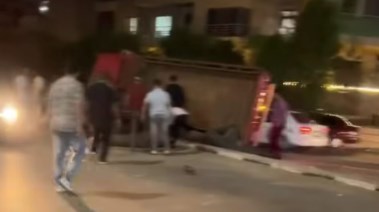انقلاب سيارة نقل محمّلة بأنابيب في زهراء المعادي