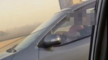لحظة تصوير الشاب والفتاة داخل السيارة على المحور