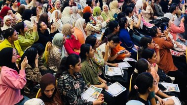 طلاب يحملون الملازم في أحد مراكز الدروس الخصوصية بسوهاج طلاب يحملون الملازم في أحد مراكز الدروس الخصوصية بسوهاج
