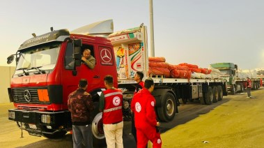 مساعدات الهلال الأحمر المصري لقطاع غزة