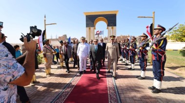 محافظ البحر الأحمر يضع إكليلا من الزهور 
