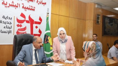 محافظ المنيا" يوفر سيارة لنقل طالب جامعي مصاب بضمور العضلات