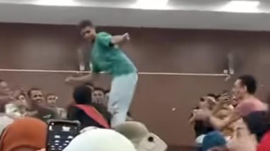 رقص طالب داخل المدرج