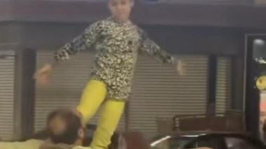 أب يقوم بحركات استعراضية برفقة أسرته