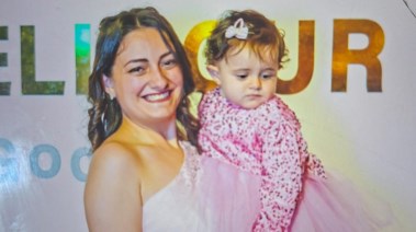 الطفلة لولو برفقة والدتها