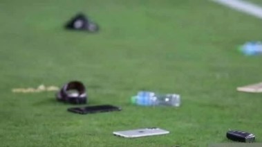 آيفون ومفاتيح في مباراة الإمارات وقطر