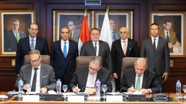 جانب من توقيع الاتفاقية جانب من توقيع الاتفاقية