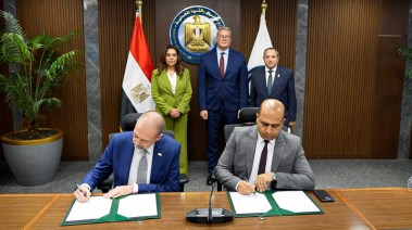 جانب من توقيع الاتفاقية جانب من توقيع الاتفاقية