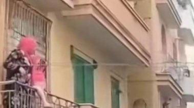 طفل البلكونة ـ أرشيفية طفل البلكونة ـ أرشيفية