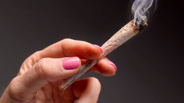 نساء يلجأن للحشيش لتخفيف أعراض الحمل- تعبيرية