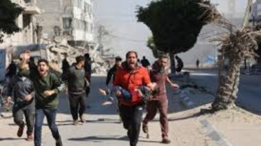 فلسطينيون يهربون بعد انفجار في غزة