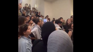 مظاهرة طلابية ضد استضافة الدبلوماسي الأمريكي السابق دانيال كيرتزر