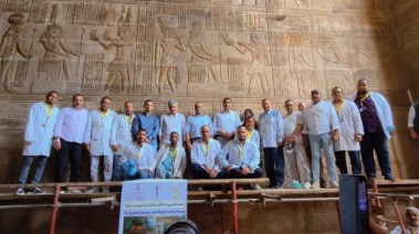 صورة تذكارية لوزير الأثار مع المرممين 