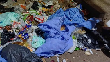 النفايات الطبية في أحد شوارع الأقصر