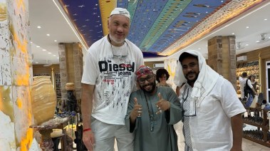 أطول سائح بولندى والمرشد السياحى داخل أحد البازارات السياحية 