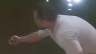 الشاب أثناء عملية الإنقاذ 
