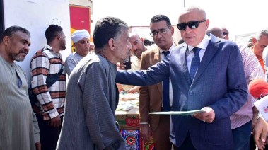 محافظ الأقصر المهندس عبدالمطلب عمارة أثناء الاستماع لشكوى المواطن 