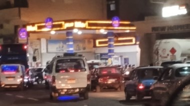 زحام أمام محطات الوقود 