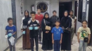 المتهمون وبصحبتهم الصغار المتهمون وبصحبتهم الصغار