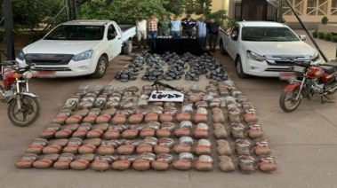 المتهمين وجانب من المضبوطات المتهمين وجانب من المضبوطات