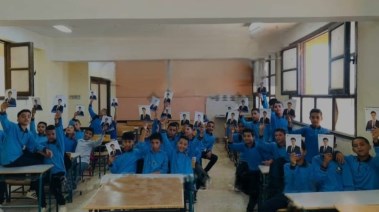 صورة التلاميذ اثناء حمل الكراسات الخاصة بالدعاية الانتخابيه في سنورس 