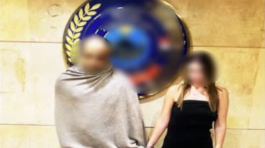 المتهمة وأحد المضبوطين معها