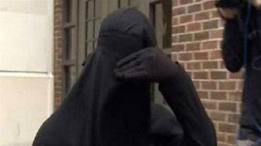 شخص يرتدي ملابس نسائية -صورة تعبيرية