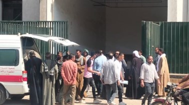 تجمع أسر الضحايا أمام مشرحة المستشفى 
