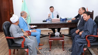 وزير الزراعة خلال لقائه عددًا من الفلاحين وزير الزراعة خلال لقائه عددًا من الفلاحين