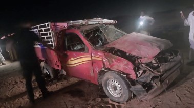 جانب من حادث انقلاب سيارة ربع نقل في أسوان