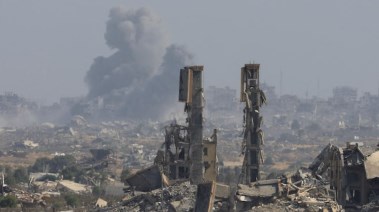 تصاعد الدخان عقب انفجارات في مدينة غزة بعد موافقة حماس على إطلاق سراح الرهائن وقبول بعض الشروط الأخرى في خطة أمريكية لإنهاء الحرب (رويترز) 