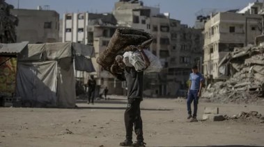 فلسطينيون يخلون مدينة غزة باتجاه جنوب غزة خلال عملية عسكرية إسرائيلية يوم الجمعة (واشنطن بوست)