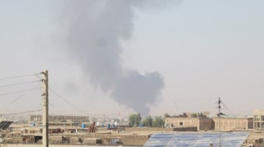 تصاعد الدخان من الجانب الأفغاني عقب تبادل إطلاق النار بين القوات الباكستانية والأفغانية (رويترز)