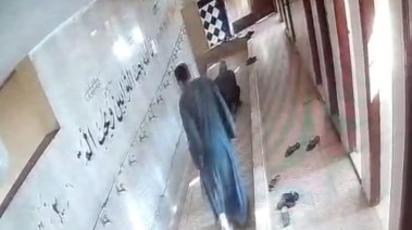 الشاب يعتدي على المسن الشاب يعتدي على المسن