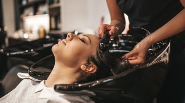 غسيل الشعر في صالون التجميل