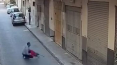 مقطع مولد بالذكاء الاصطناعي لرجل ينفذ طفل