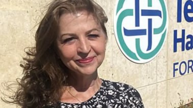 السيدة أبريل بودرو السيدة أبريل بودرو
