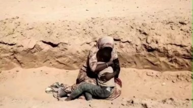 أم سودانية تحتضن طفلها قبل إعدامها أم سودانية تحتضن طفلها قبل إعدامها