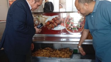 اعدام مواد غذائية غير صالحة للاستخدم الادمي وضبط مخالفات للمحال والمطاعم المخالفة بمطروح 