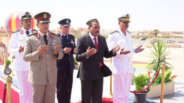 محافظ مطروح وقائد المنطقة الغربية العسكرية يضعان إكليل الزهور بمناسبة انتصارات اكتوبر